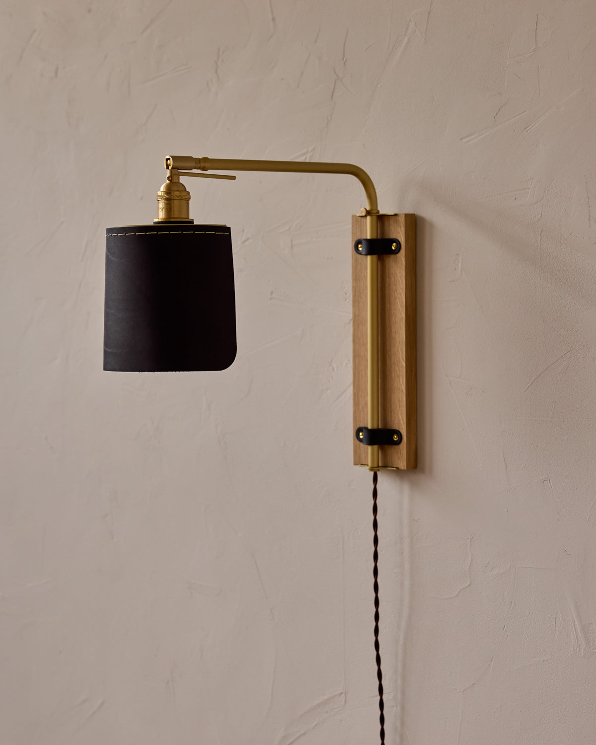 #leather-finish_black harness #wood-finish_white oak #wiring_plug-in