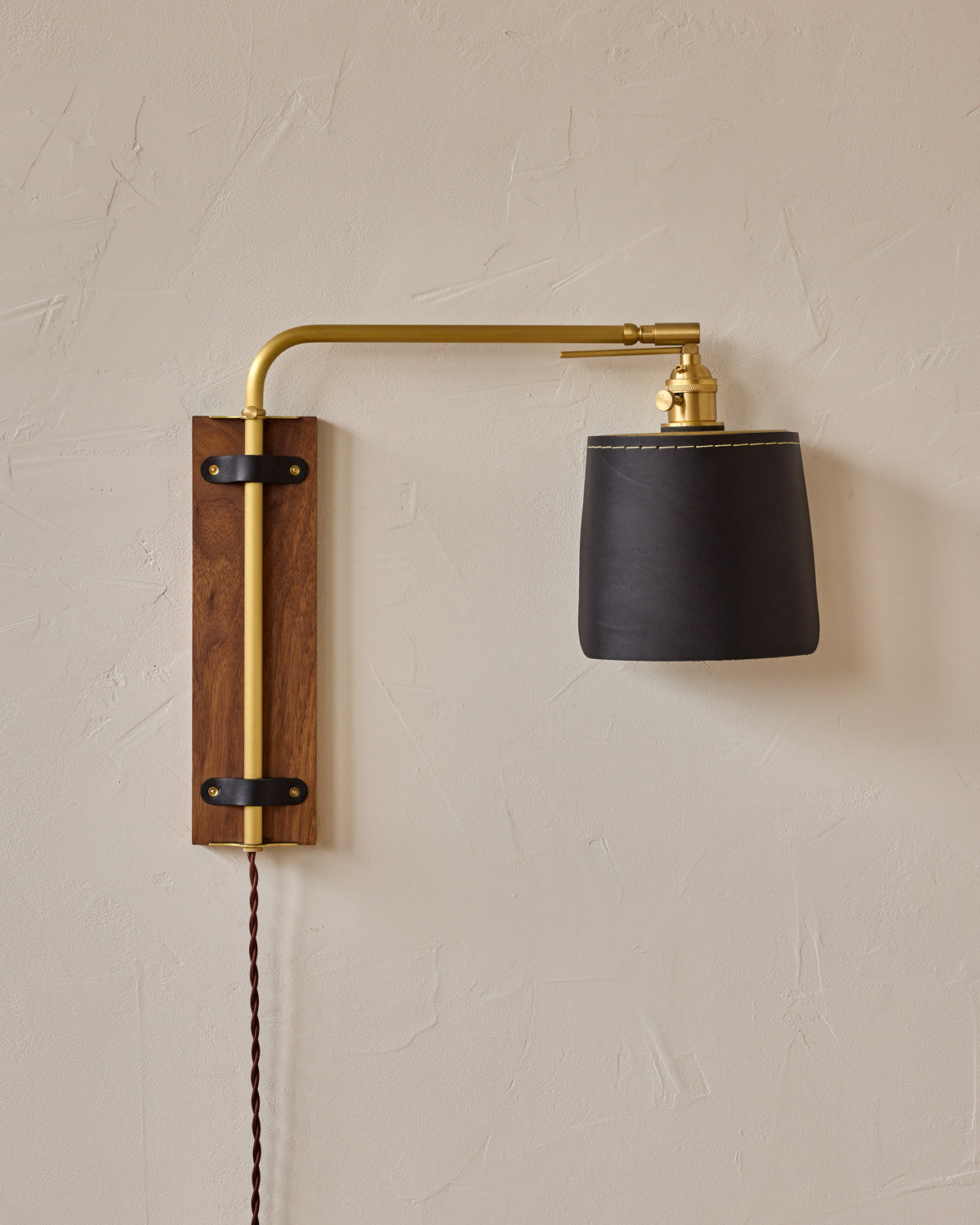 #leather-finish_black harness #wood-finish_black walnut #wiring_plug-in