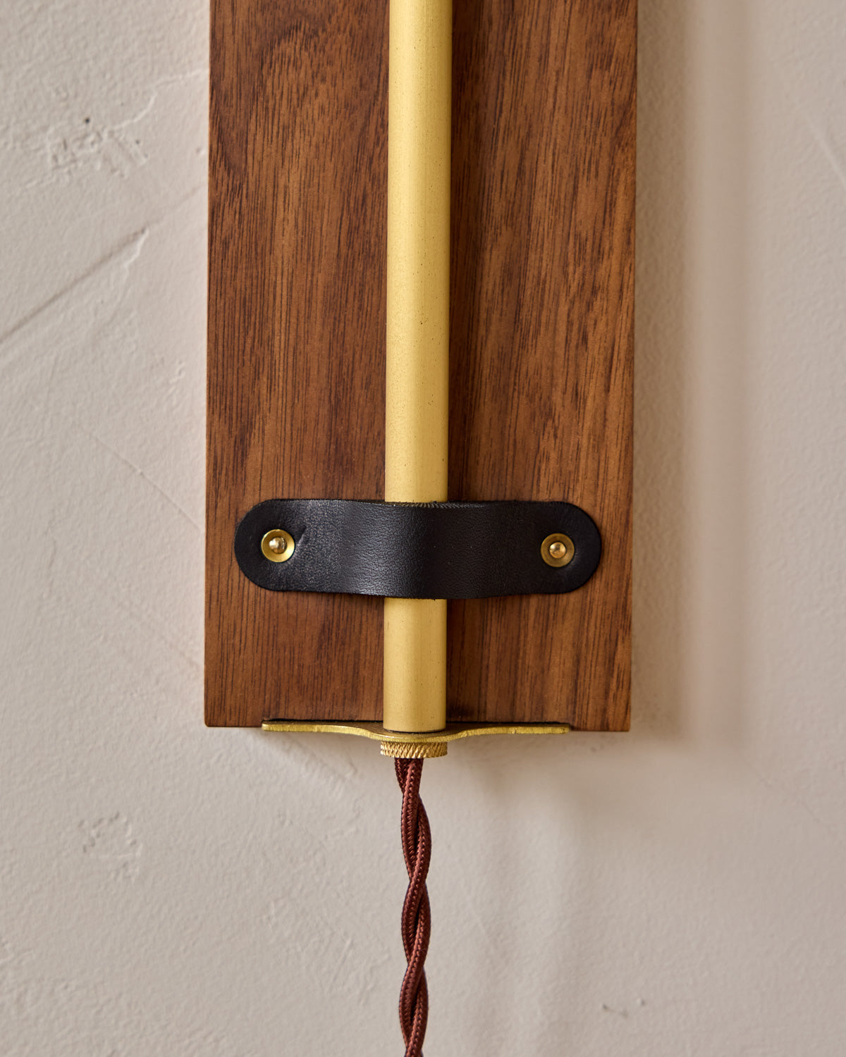 #leather-finish_black harness #wood-finish_black walnut #wiring_plug-in