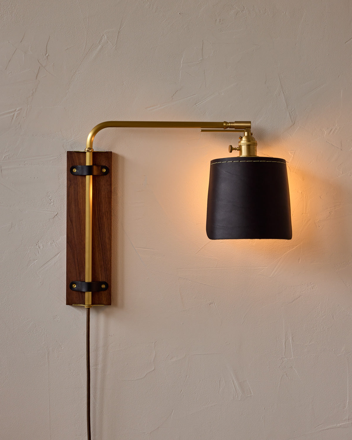 #leather-finish_black harness #wood-finish_black walnut #wiring_plug-in