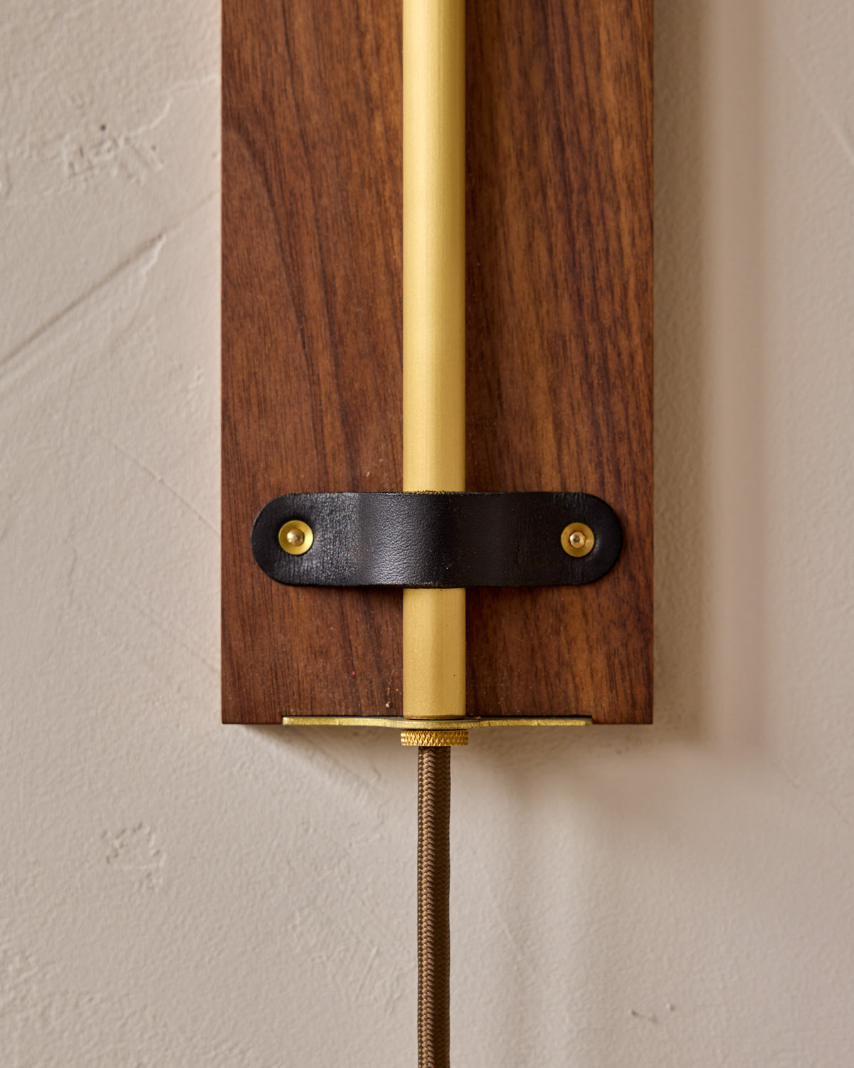 #leather-finish_black harness #wood-finish_black walnut #wiring_plug-in