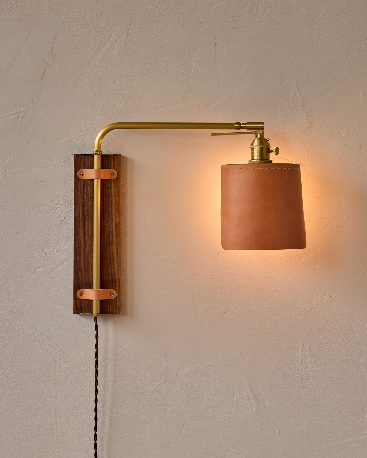 #leather-finish_natural harness #wood-finish_black walnut #wiring_plug-in