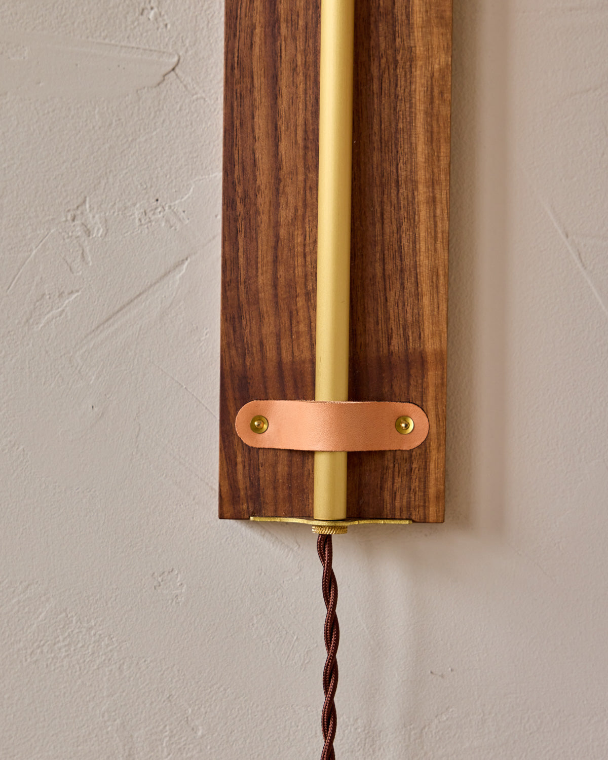 #leather-finish_natural harness #wood-finish_black walnut #wiring_plug-in