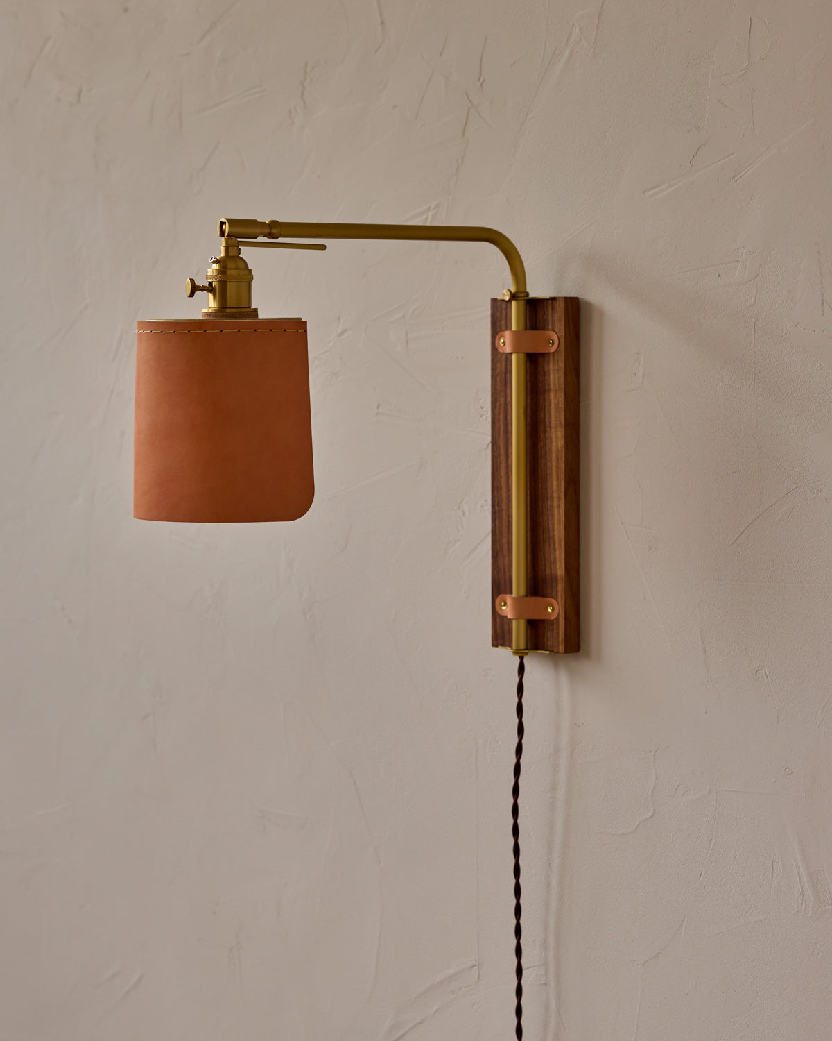 #leather-finish_natural harness #wood-finish_black walnut #wiring_plug-in