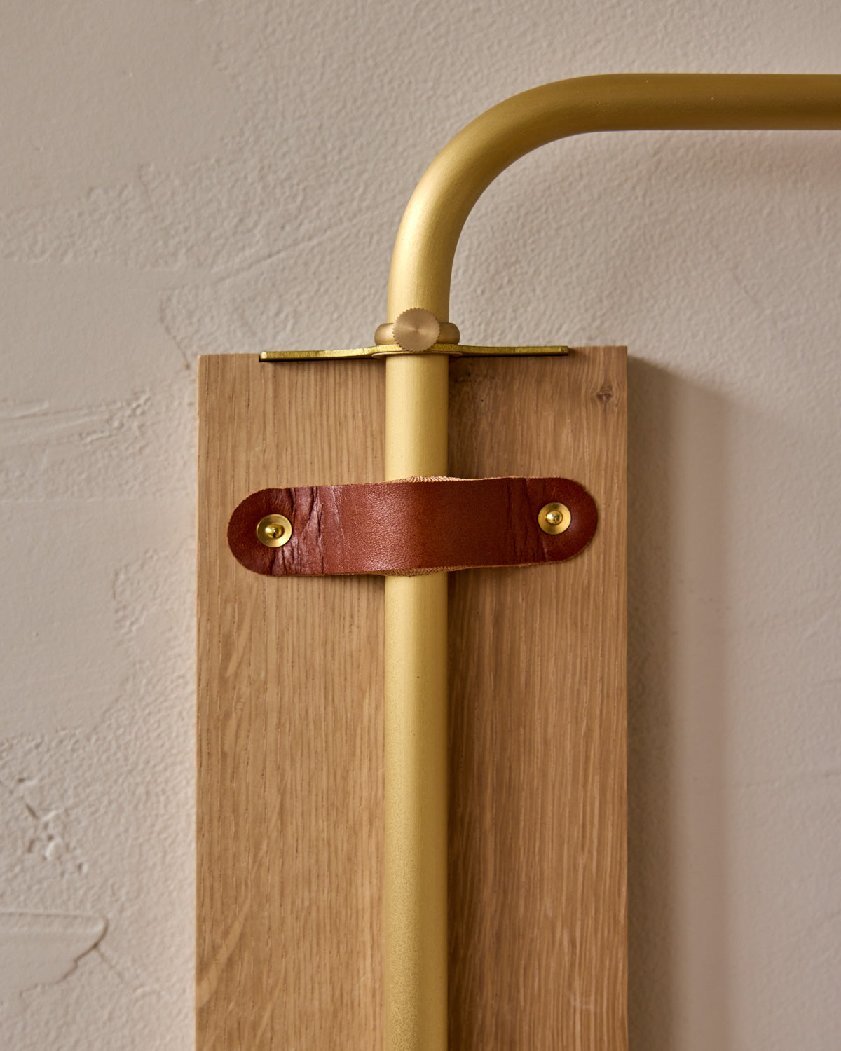 #leather-finish_tan harness #wood-finish_white oak #wiring_plug-in