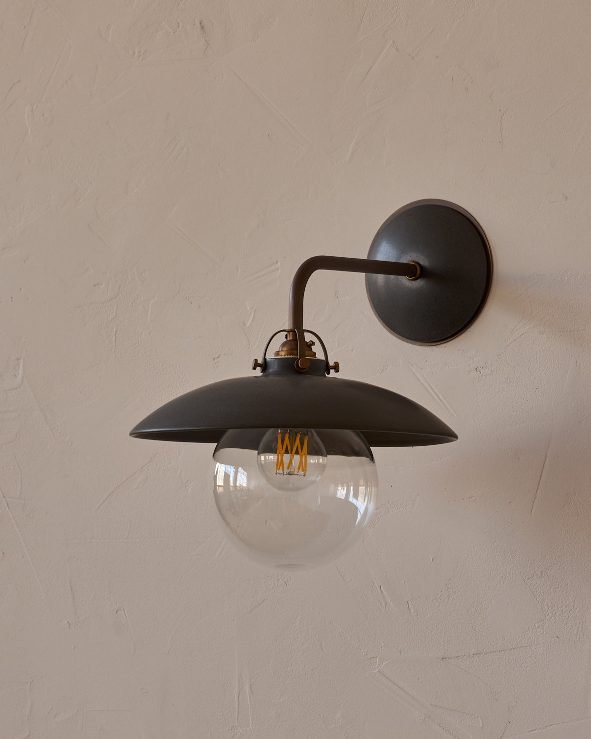 #shade-finish_almost black ceramic
#metal-finish_antique brass
#globe_clear glass
