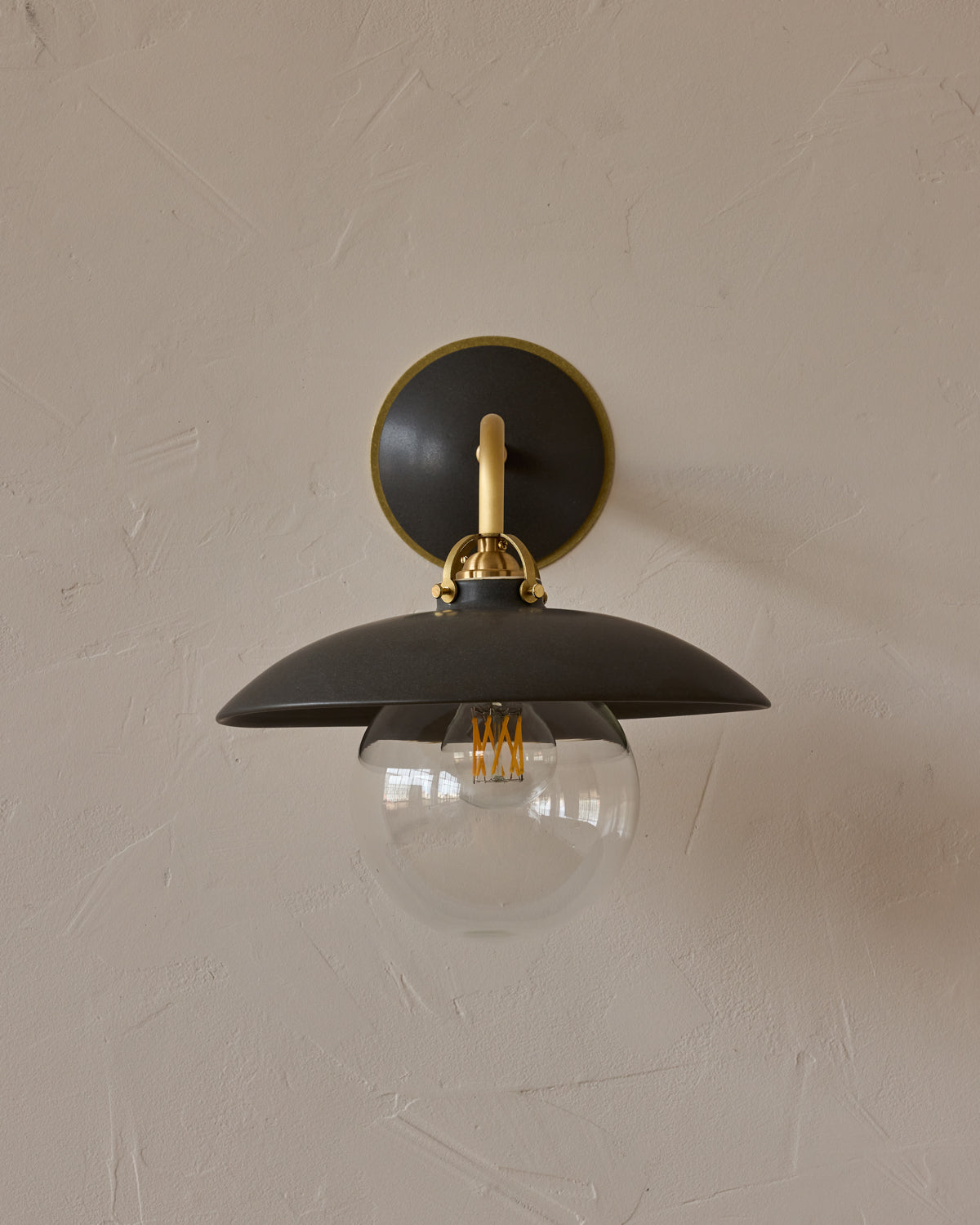 #shade-finish_almost black ceramic
#metal-finish_satin brass
#globe_clear glass