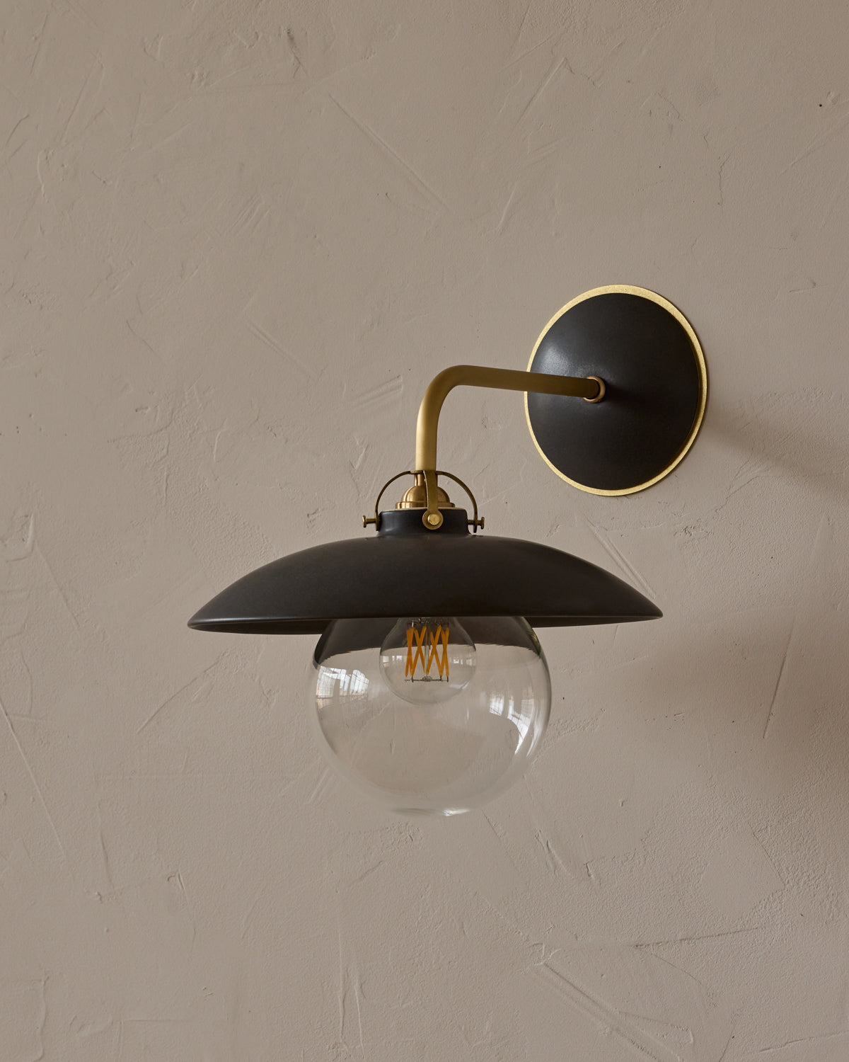 #shade-finish_almost black ceramic
#metal-finish_satin brass
#globe_clear glass
