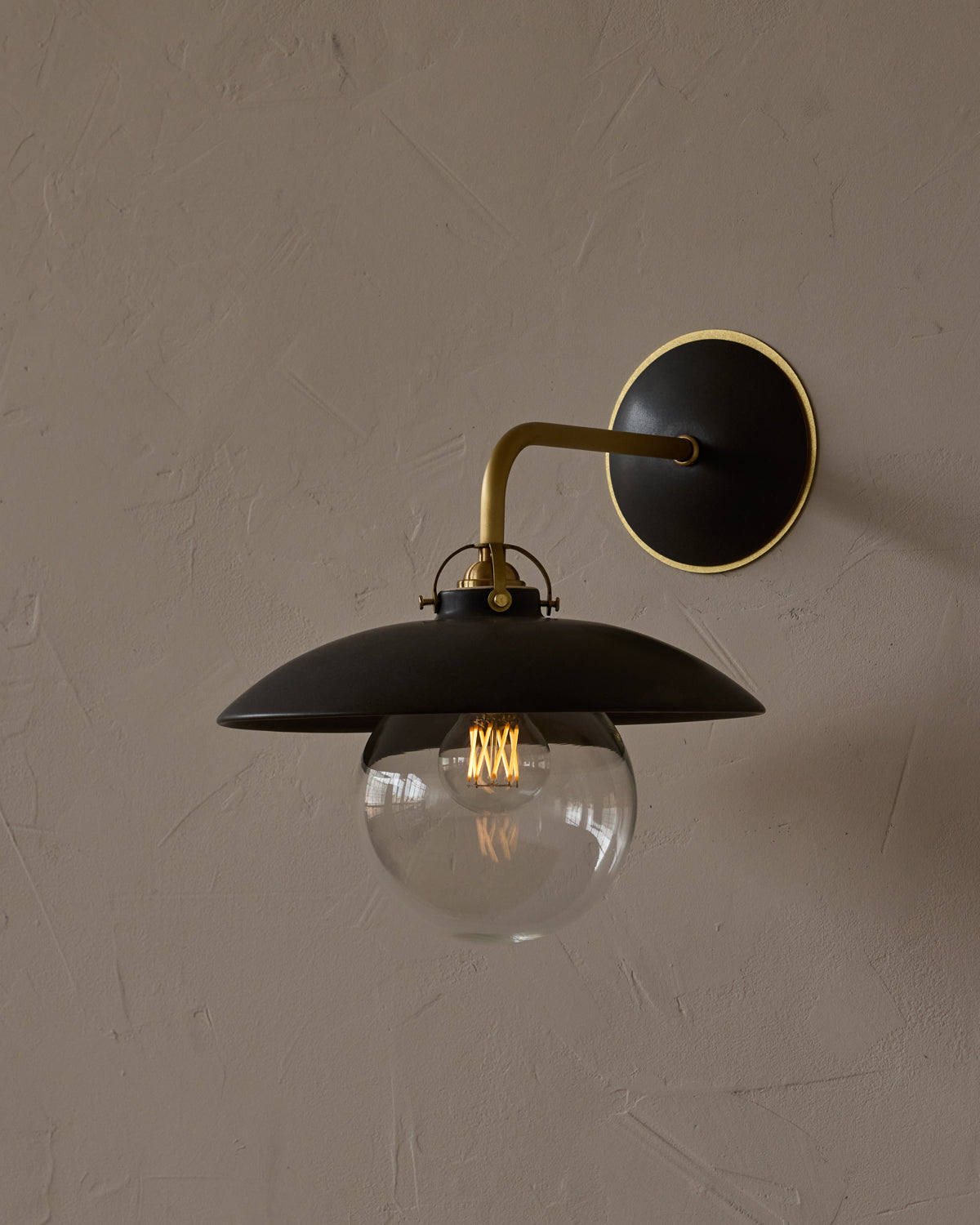 #shade-finish_almost black ceramic
#metal-finish_satin brass
#globe_clear glass