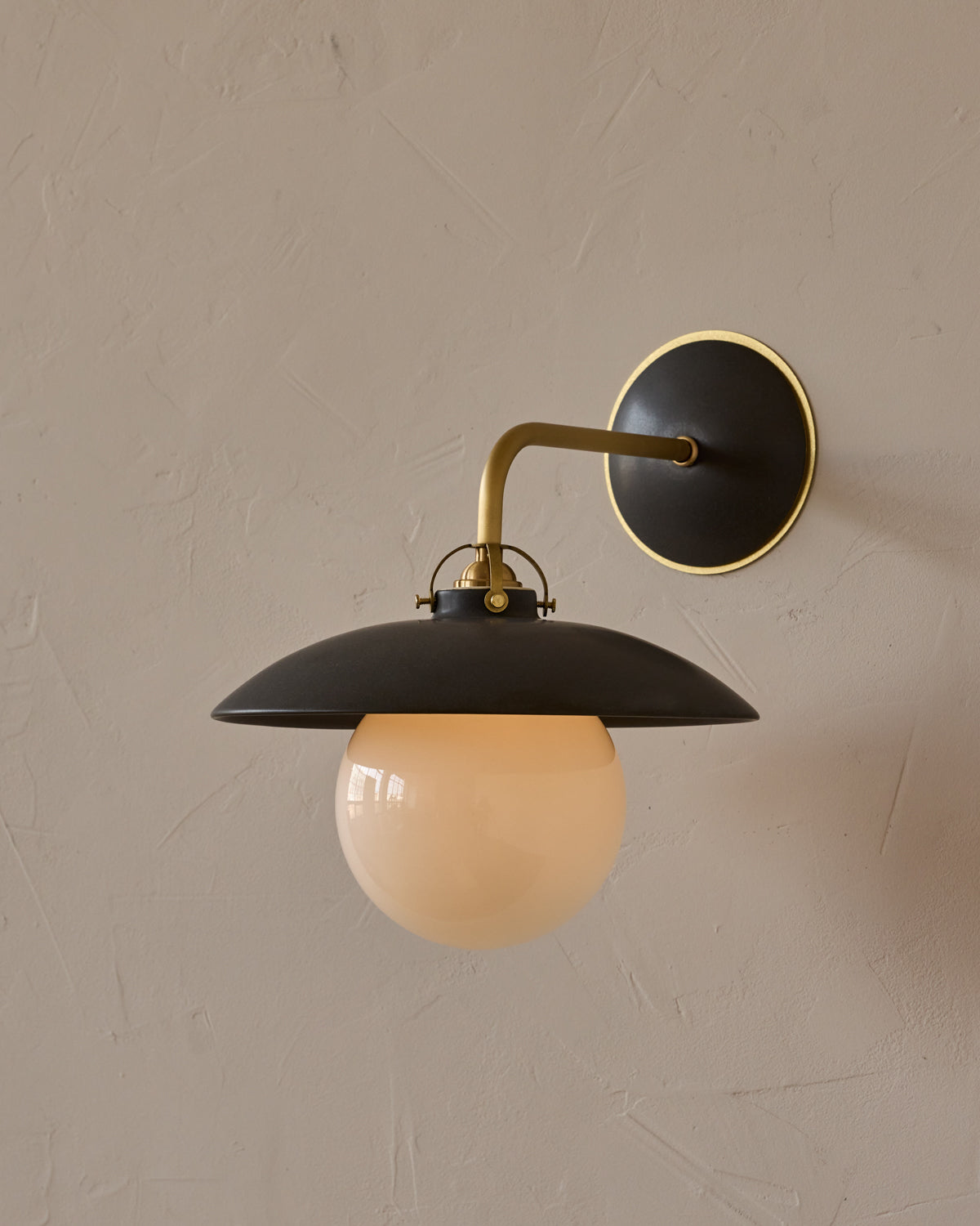 #shade-finish_almost black ceramic
#metal-finish_satin brass
#globe_milk glass