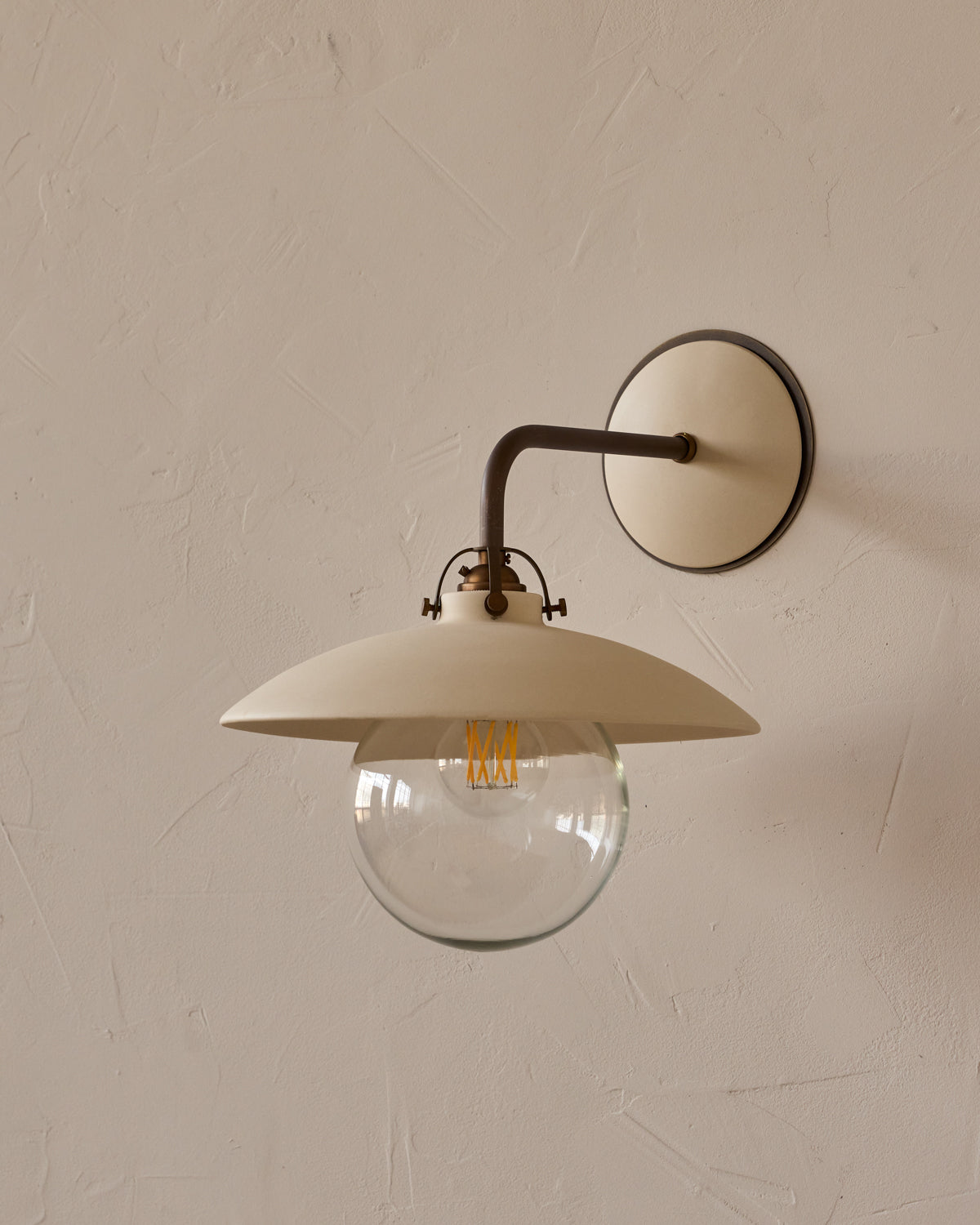 #shade-finish_biscuit ceramic
#metal-finish_antique brass
#globe_clear glass