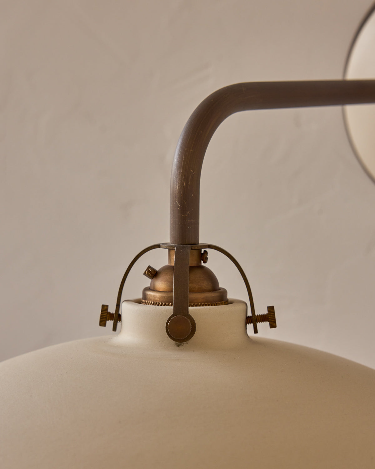 #shade-finish_biscuit ceramic
#metal-finish_antique brass
#globe_milk glass