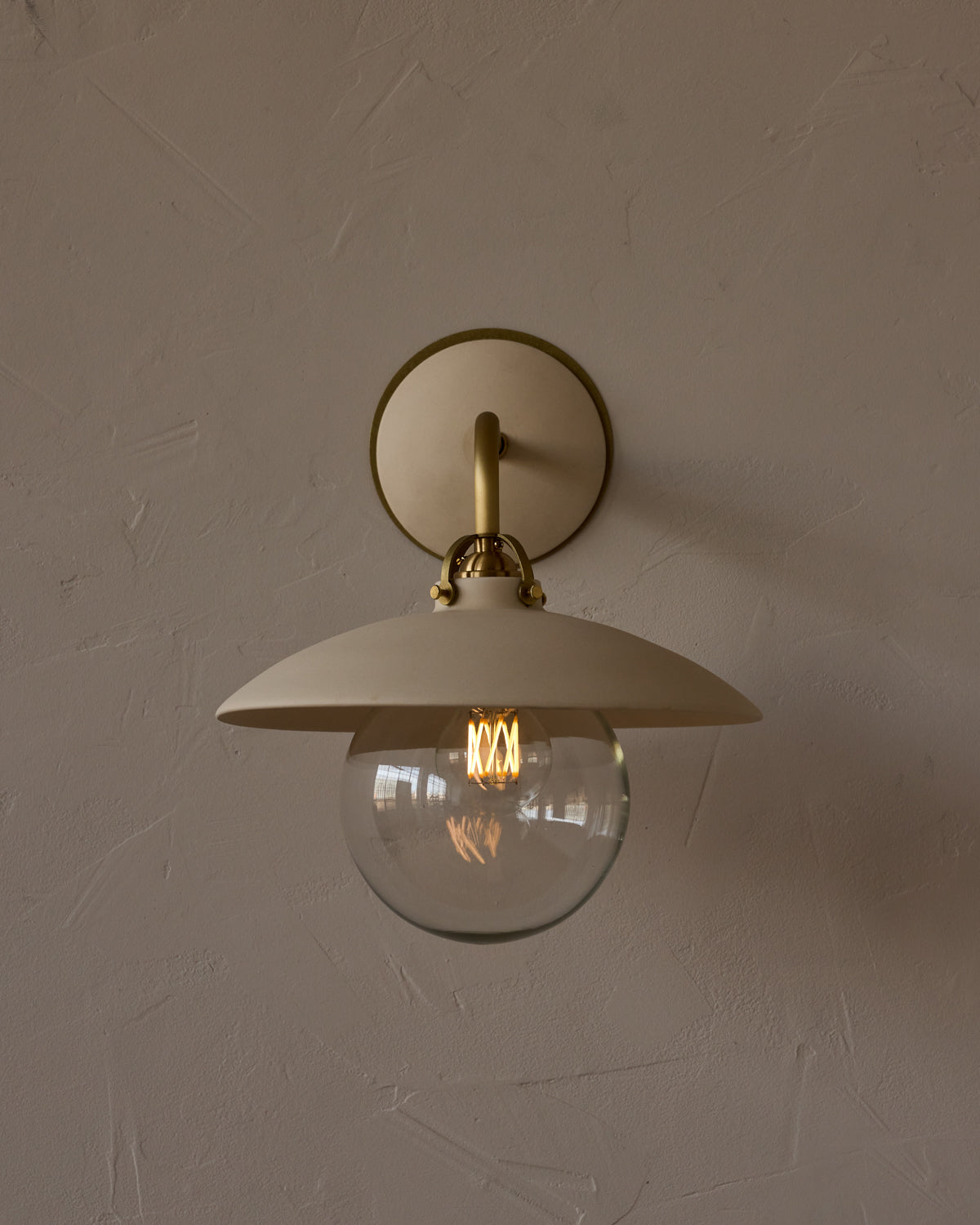 #shade-finish_biscuit ceramic
#metal-finish_satin brass
#globe_clear glass