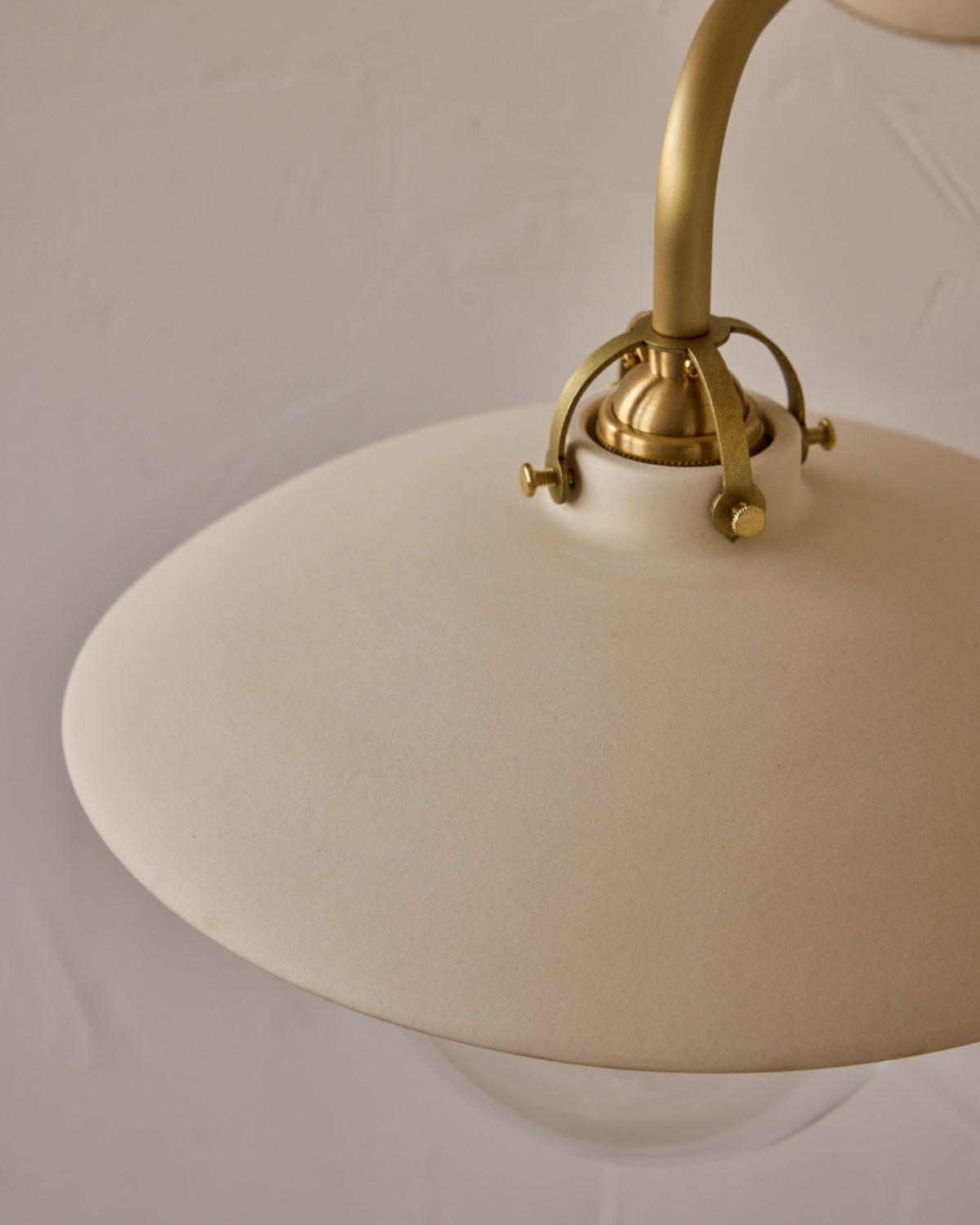 #shade-finish_biscuit ceramic
#metal-finish_satin brass
#globe_clear glass