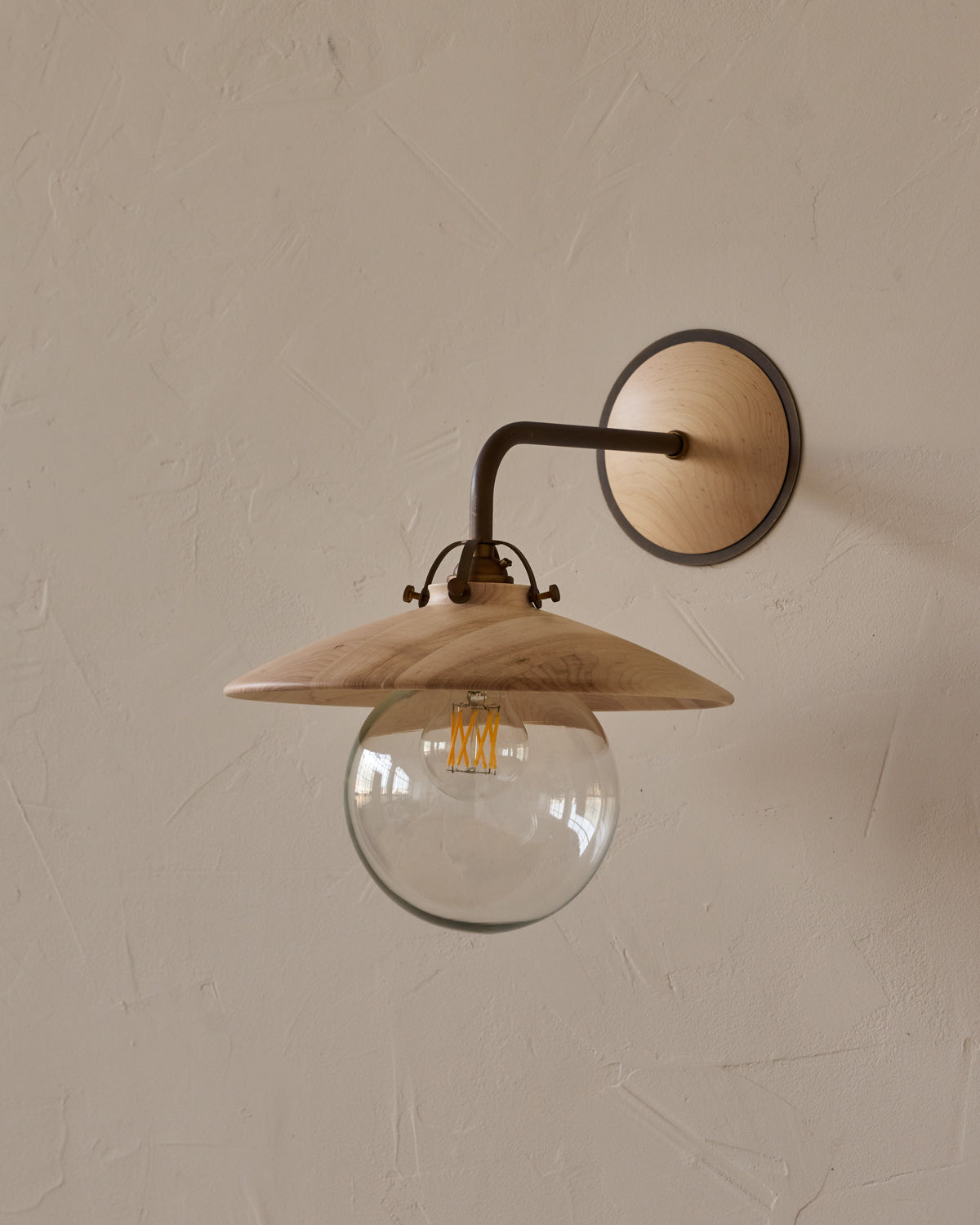 #shade-finish_clear maple
#metal-finish_antique brass
#globe_clear glass