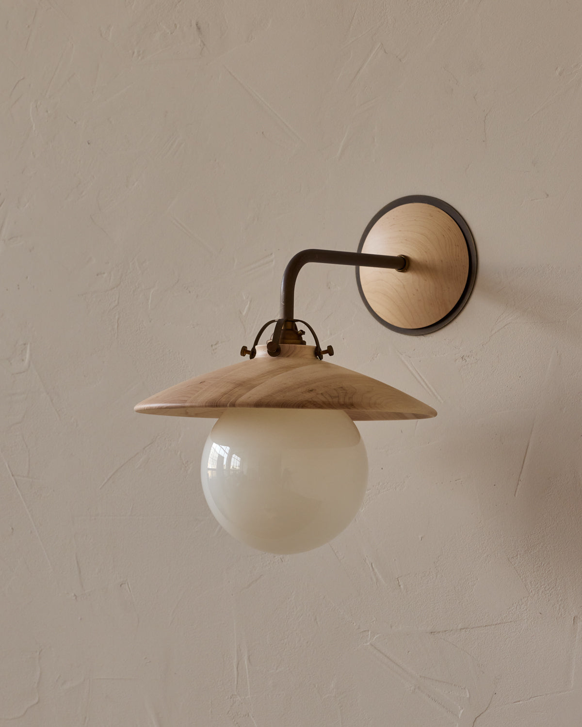 #shade-finish_clear maple
#metal-finish_antique brass
#globe_milk glass