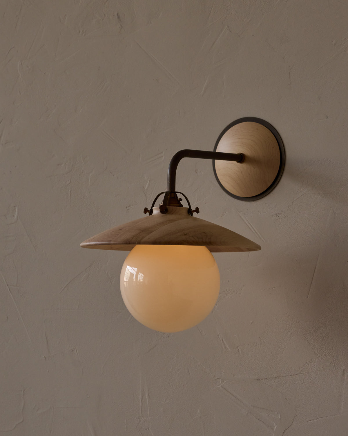 #shade-finish_clear maple
#metal-finish_antique brass
#globe_milk glass