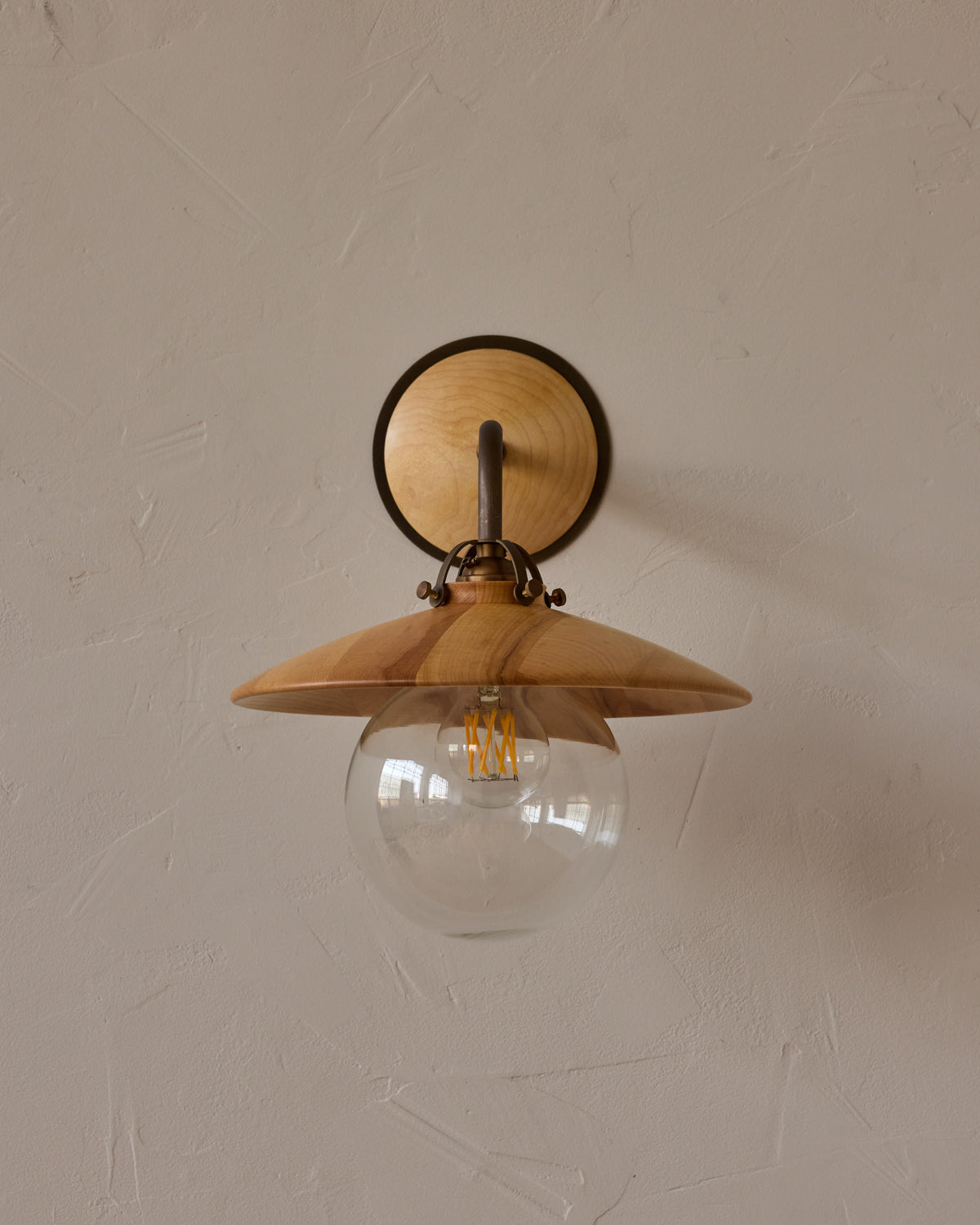 #shade-finish_natural maple
#metal-finish_antique brass
#globe_clear glass