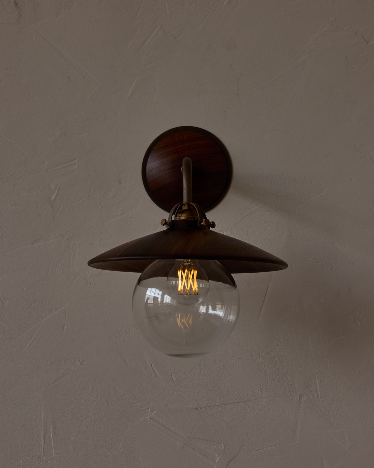 #shade-finish_black walnut
#metal-finish_antique brass
#globe_clear glass
