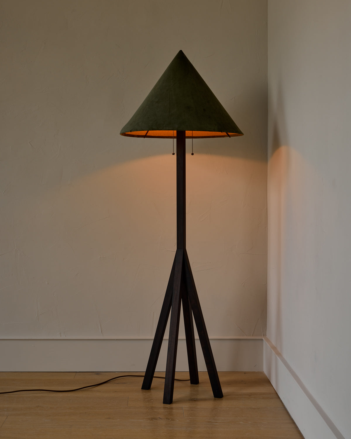 #shade-finish_loden suede
#wood-finish_dark wash maple