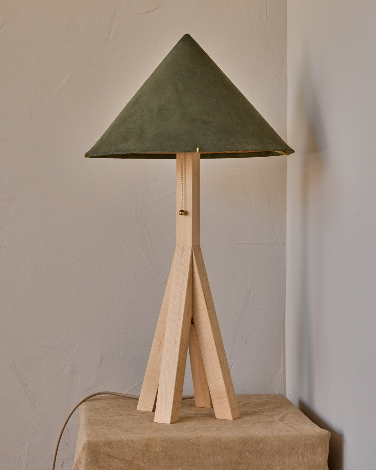 #shade-finish_loden suede
#wood-finish_clear maple