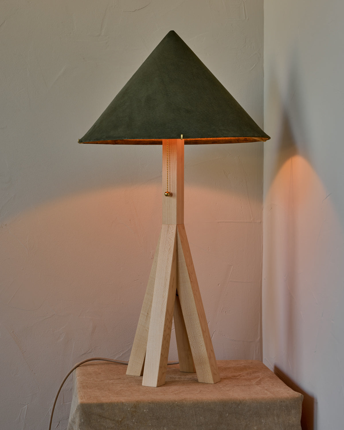#shade-finish_loden suede
#wood-finish_clear maple