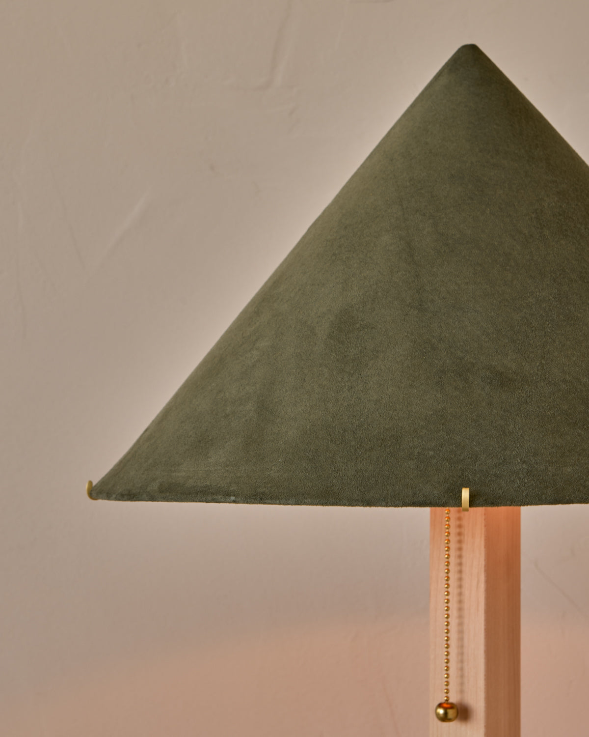#shade-finish_loden suede
#wood-finish_clear maple