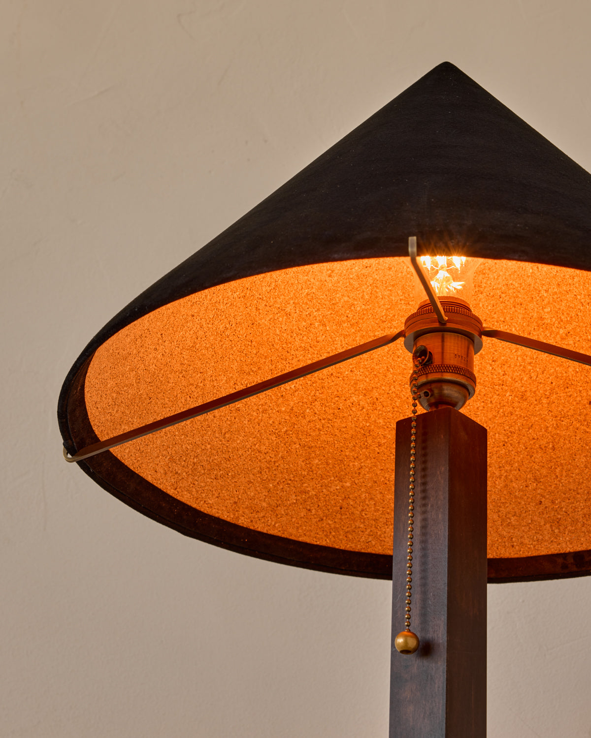 #shade-finish_anthracite suede
#wood-finish_dark wash maple