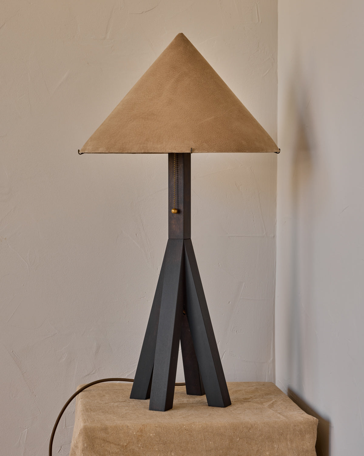#shade-finish_beige suede
#wood-finish_dark wash maple
