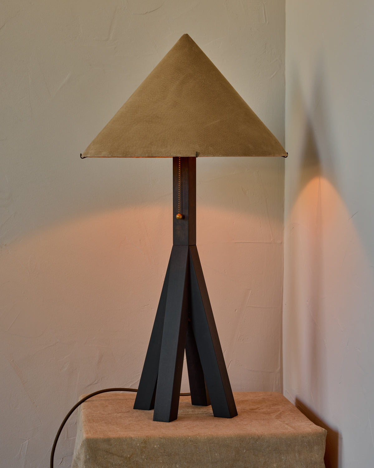 #shade-finish_beige suede
#wood-finish_dark wash maple