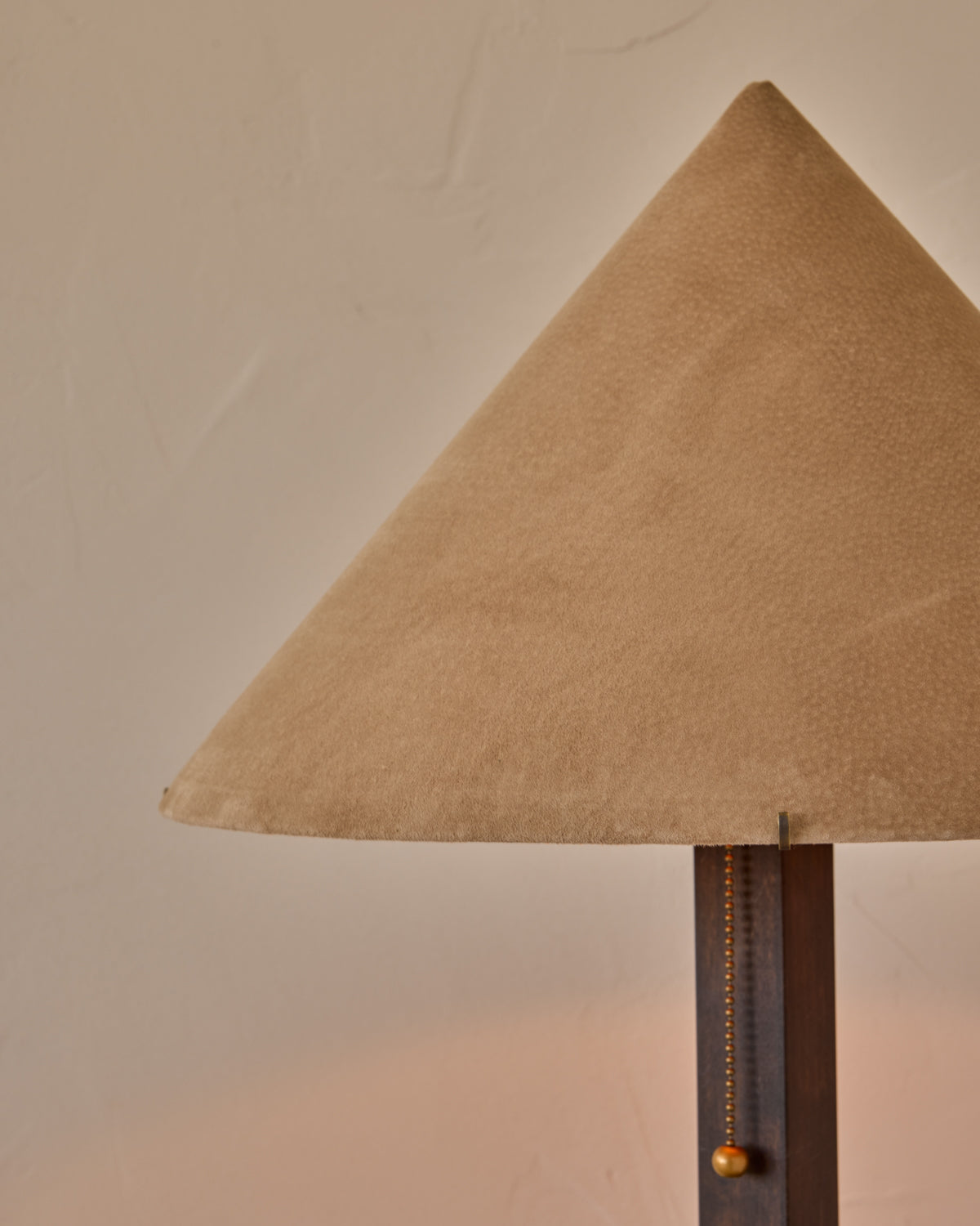 #shade-finish_beige suede
#wood-finish_dark wash maple