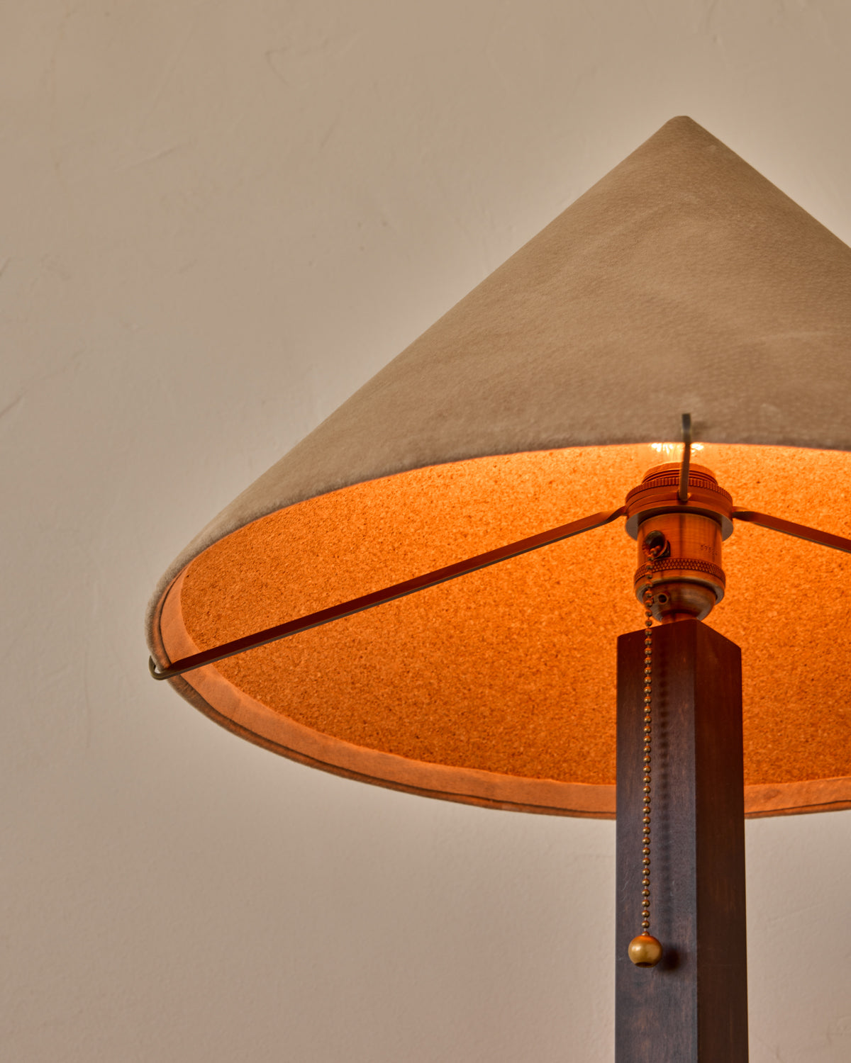 #shade-finish_beige suede
#wood-finish_dark wash maple