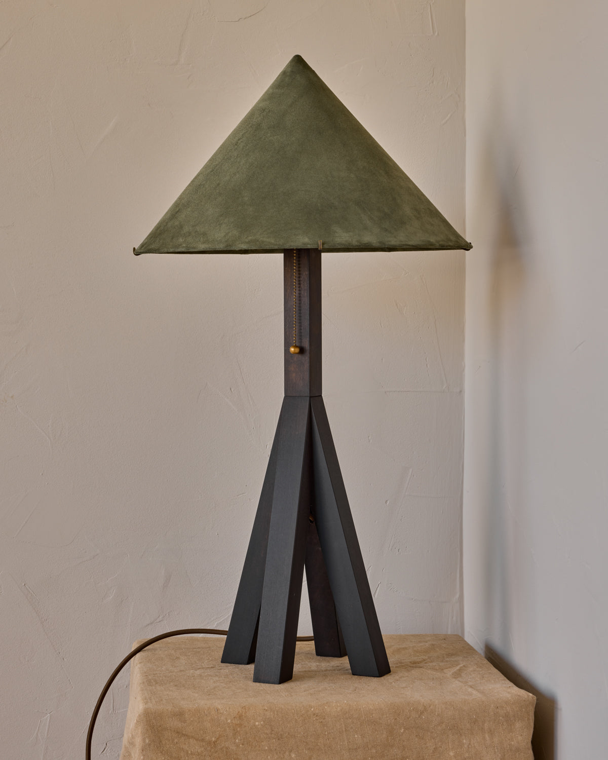 #shade-finish_loden suede
#wood-finish_dark wash maple