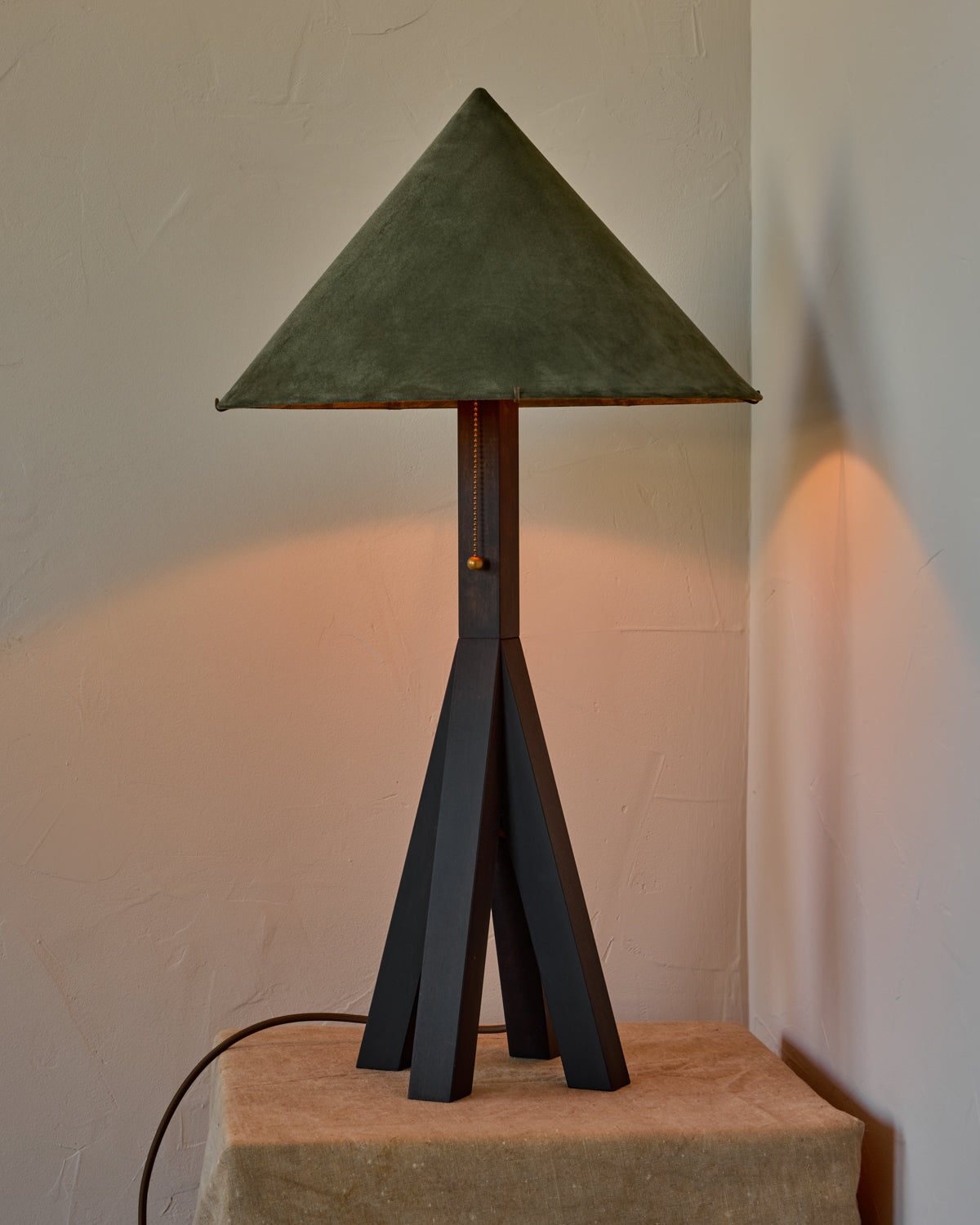 #shade-finish_loden suede
#wood-finish_dark wash maple