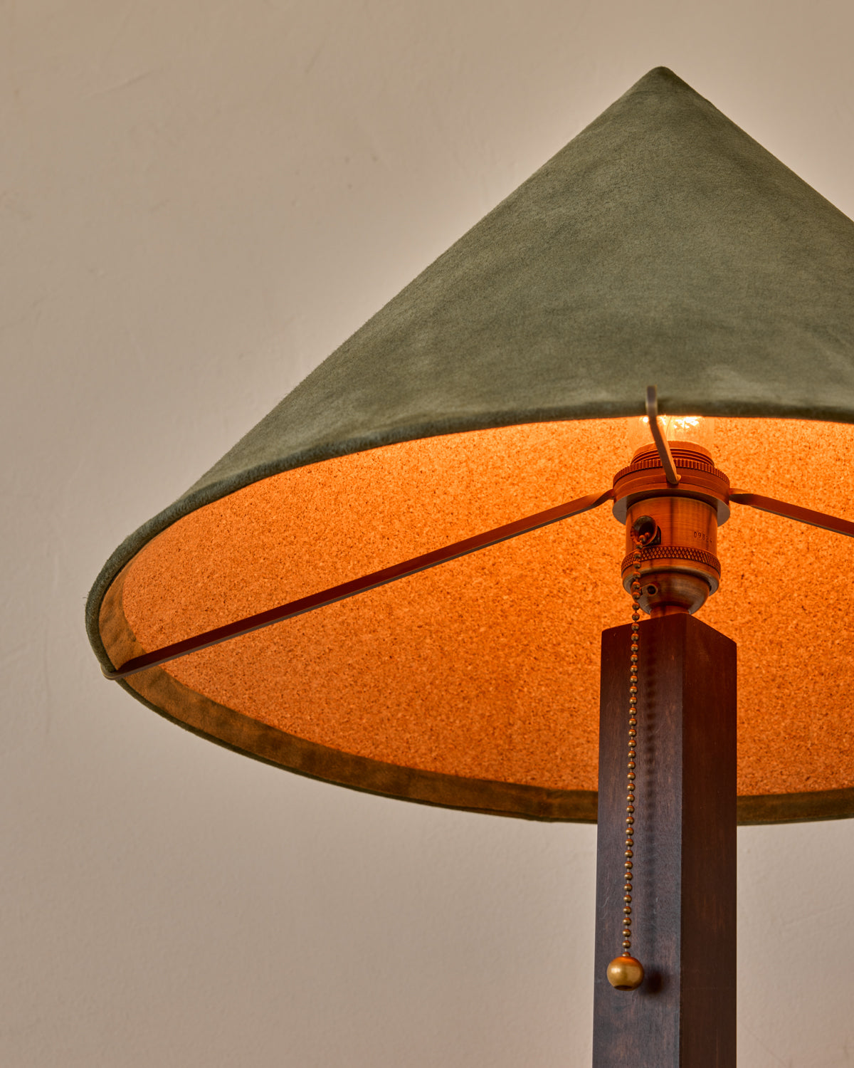 #shade-finish_loden suede
#wood-finish_dark wash maple