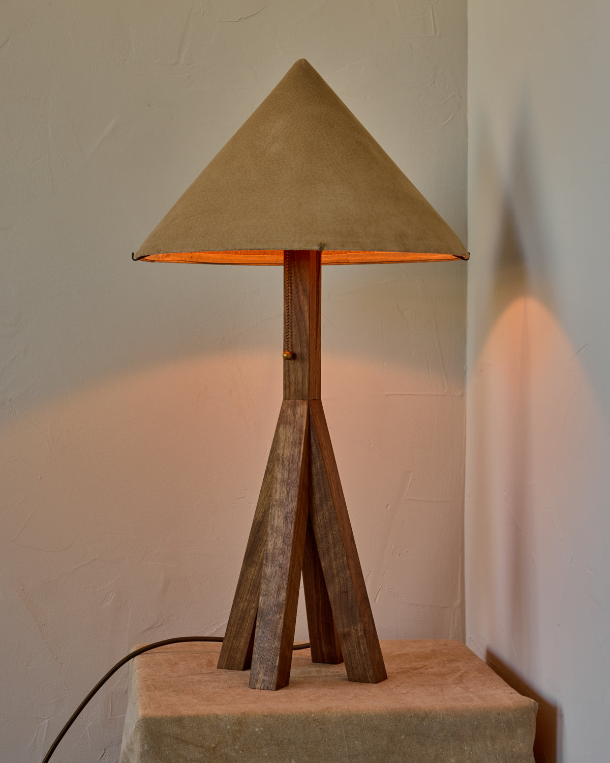 #shade-finish_beige suede
#wood-finish_black walnut