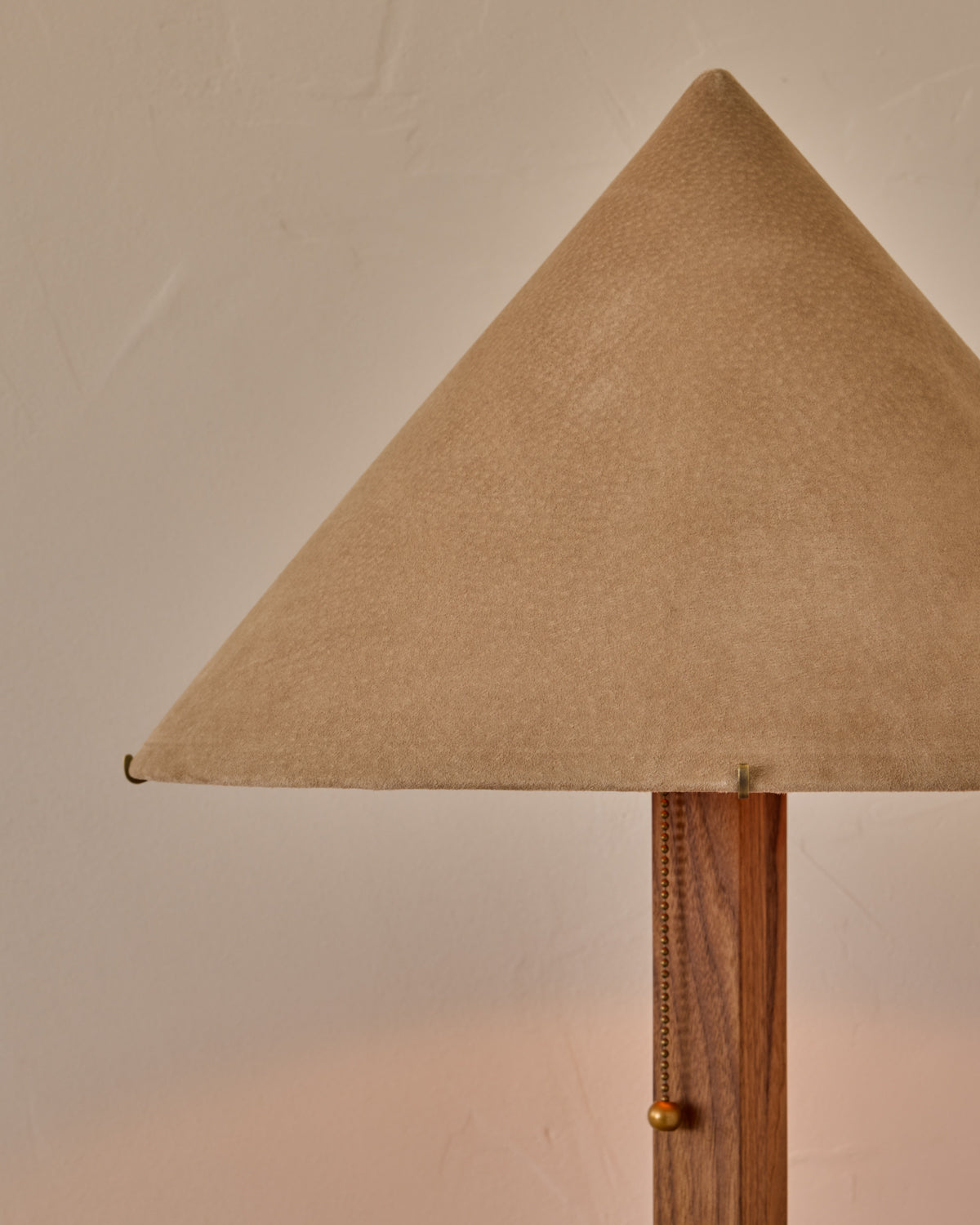 #shade-finish_beige suede
#wood-finish_black walnut