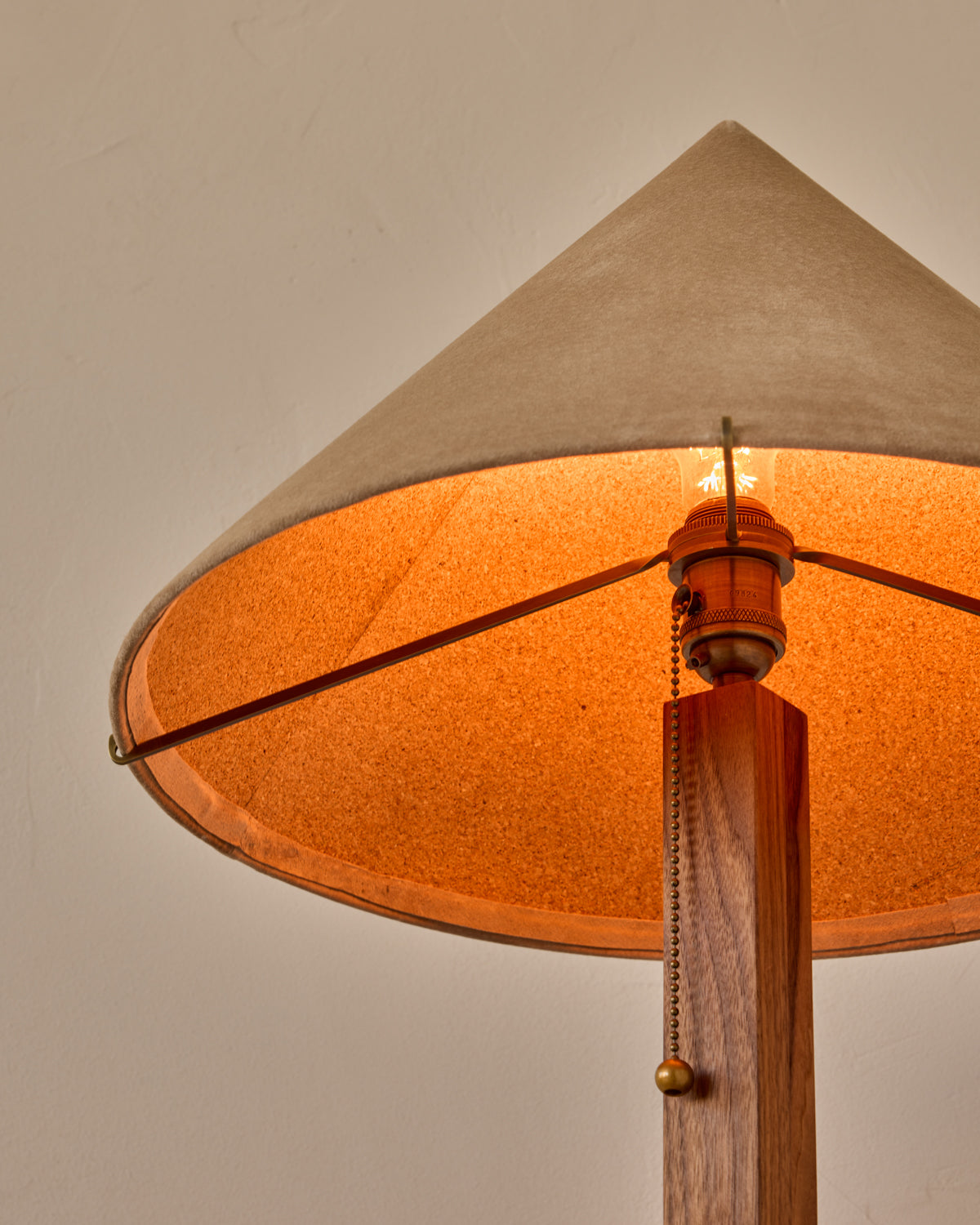 #shade-finish_beige suede
#wood-finish_black walnut