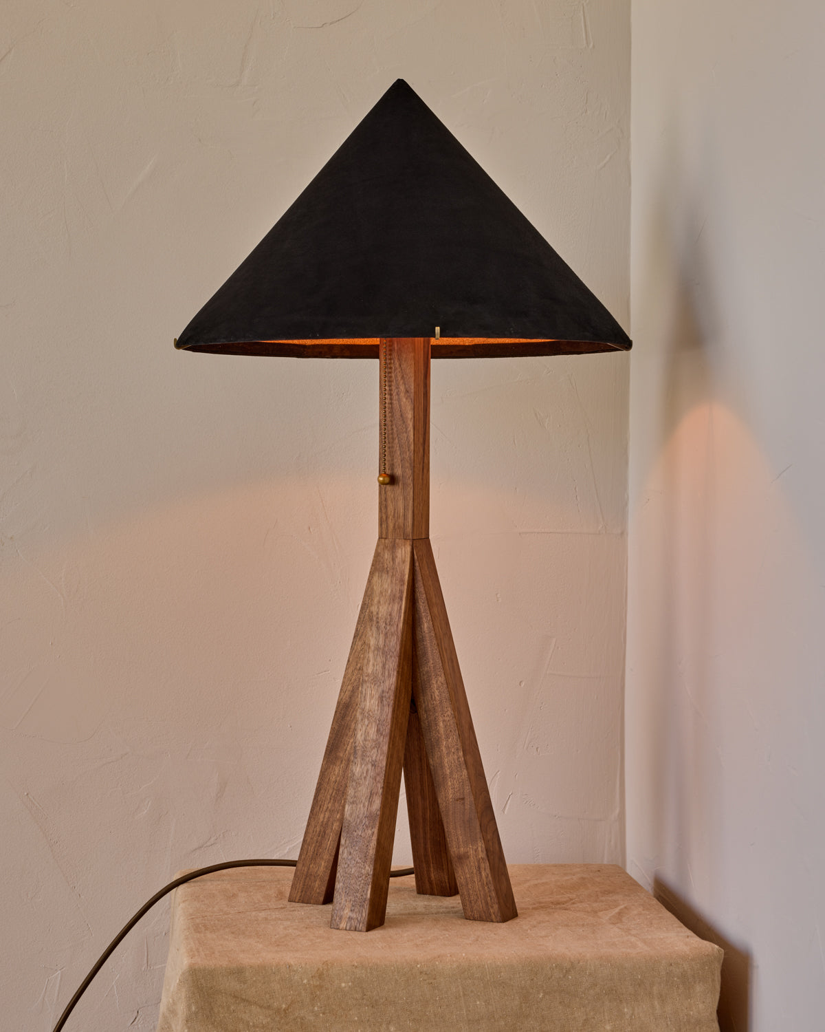 #shade-finish_anthracite suede
#wood-finish_black walnut