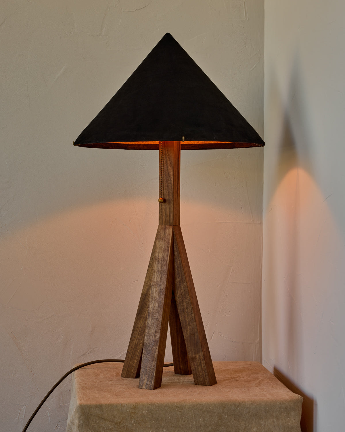 #shade-finish_anthracite suede
#wood-finish_black walnut
