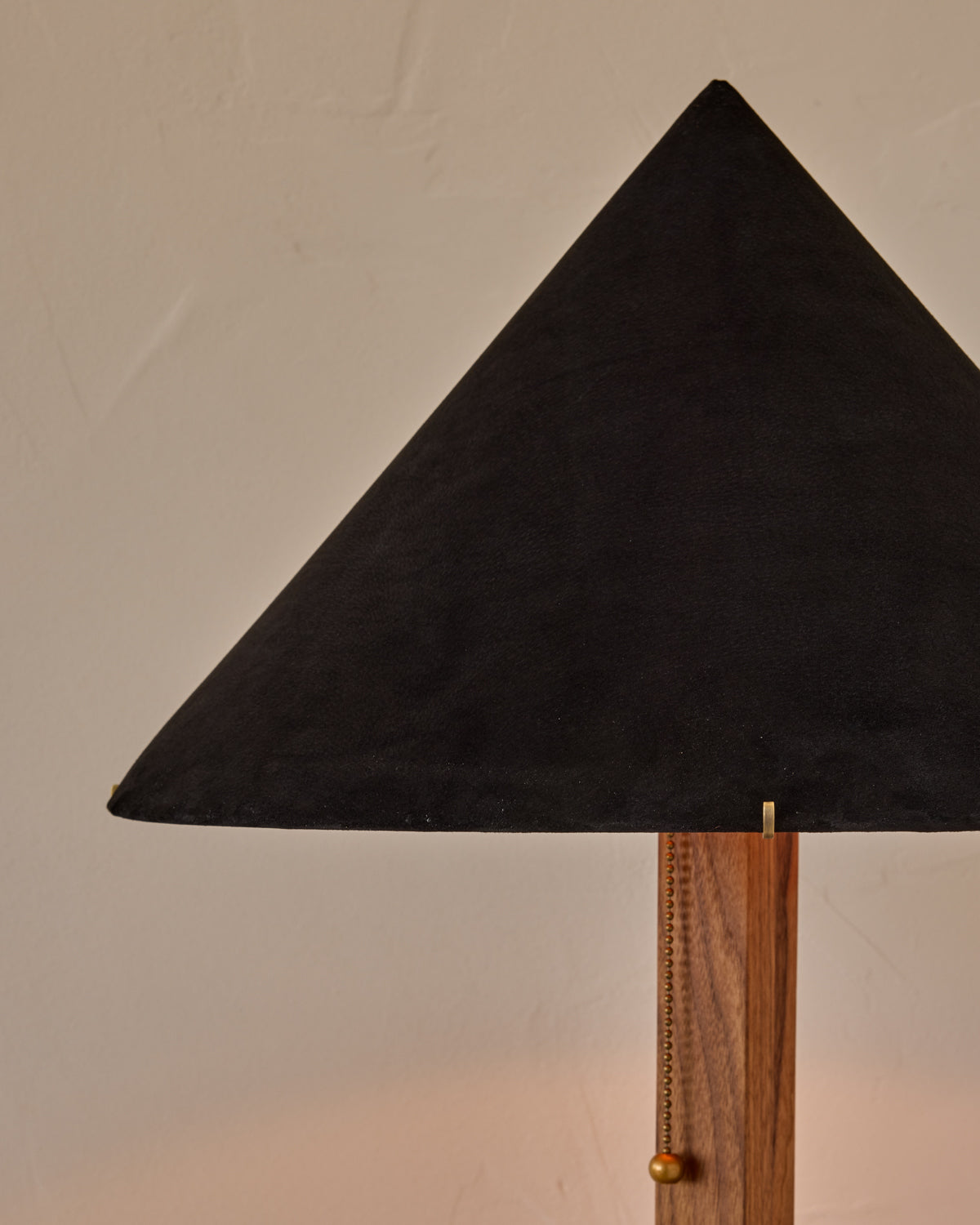 #shade-finish_anthracite suede
#wood-finish_black walnut