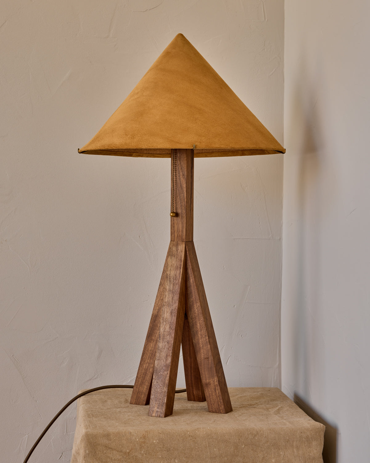 #shade-finish_camel suede
#wood-finish_black walnut