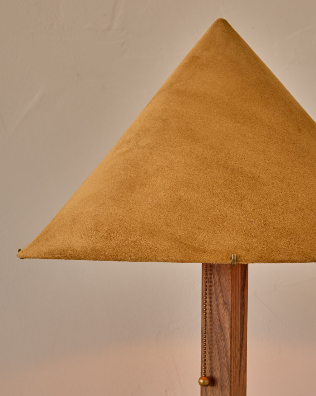 #shade-finish_camel suede
#wood-finish_black walnut