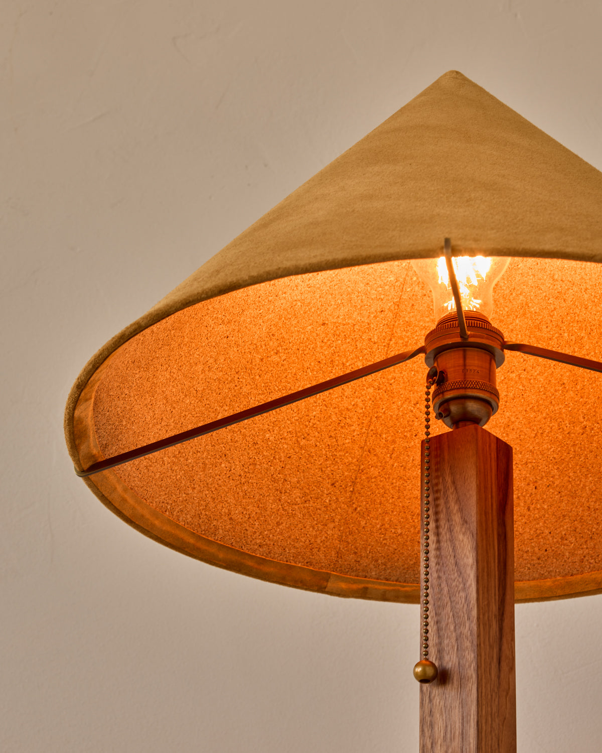 #shade-finish_camel suede
#wood-finish_black walnut
