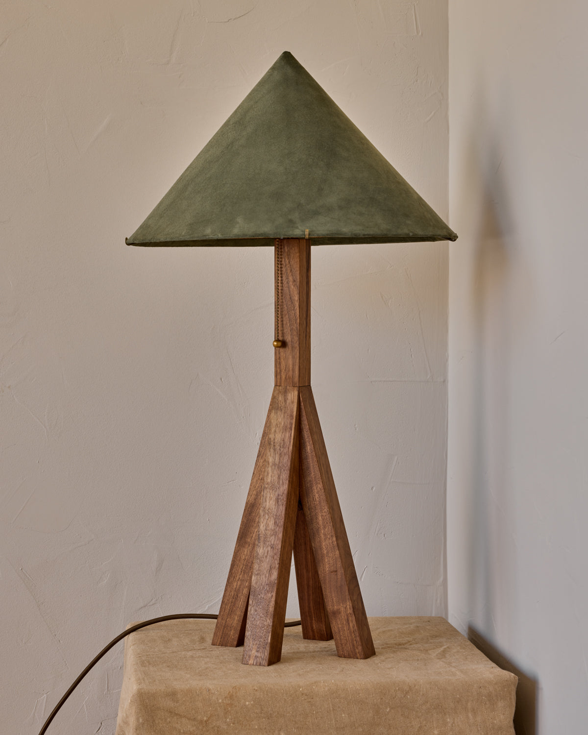 #shade-finish_loden suede
#wood-finish_black walnut