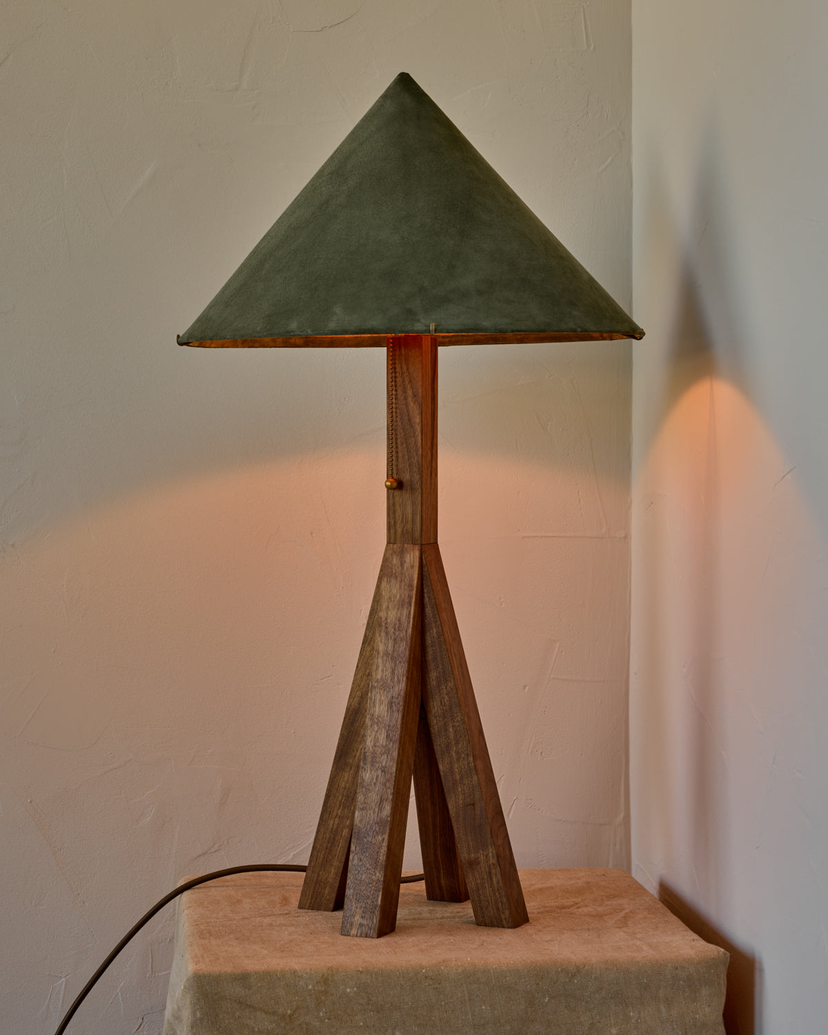 #shade-finish_loden suede
#wood-finish_black walnut