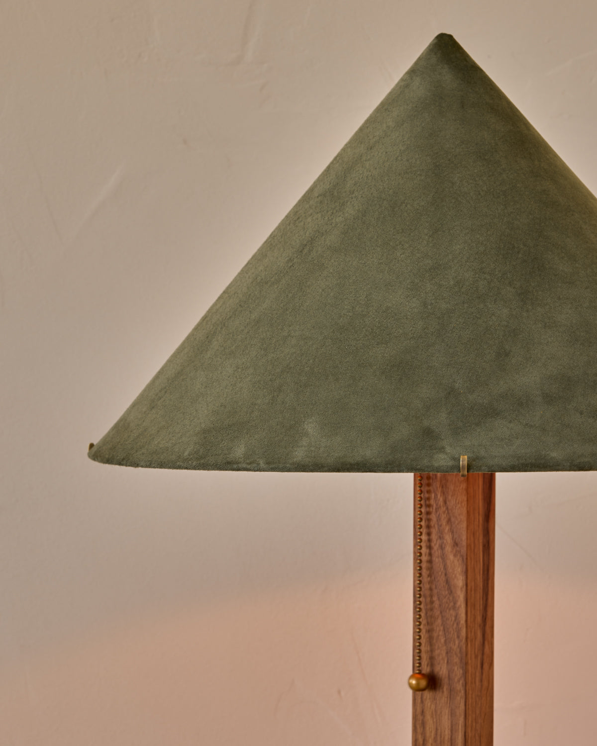 #shade-finish_loden suede
#wood-finish_black walnut