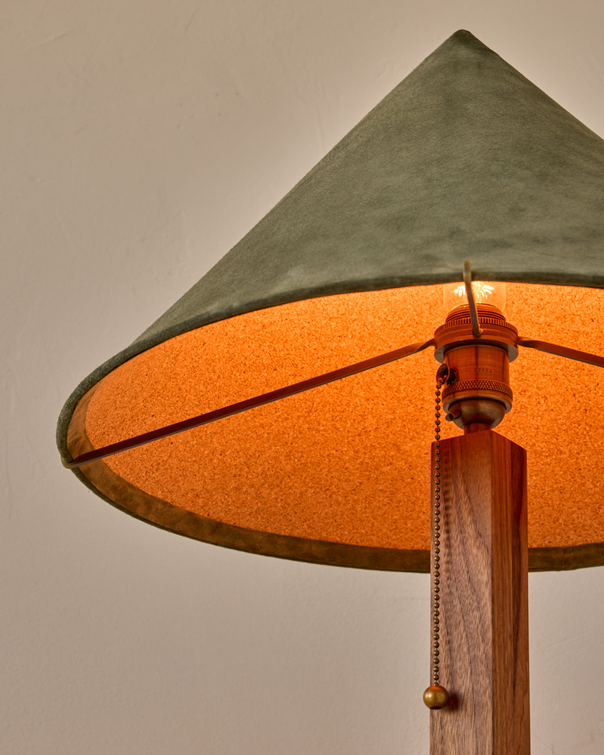 #shade-finish_loden suede
#wood-finish_black walnut