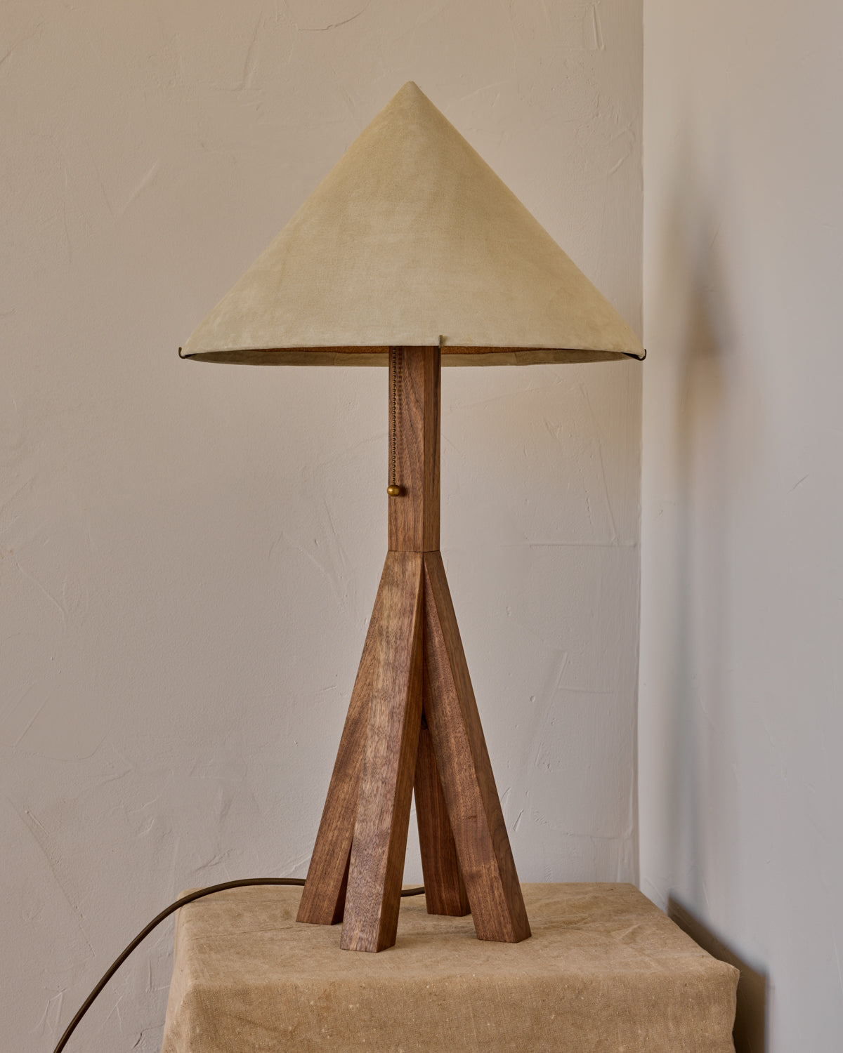 #shade-finish_stone suede
#wood-finish_black walnut