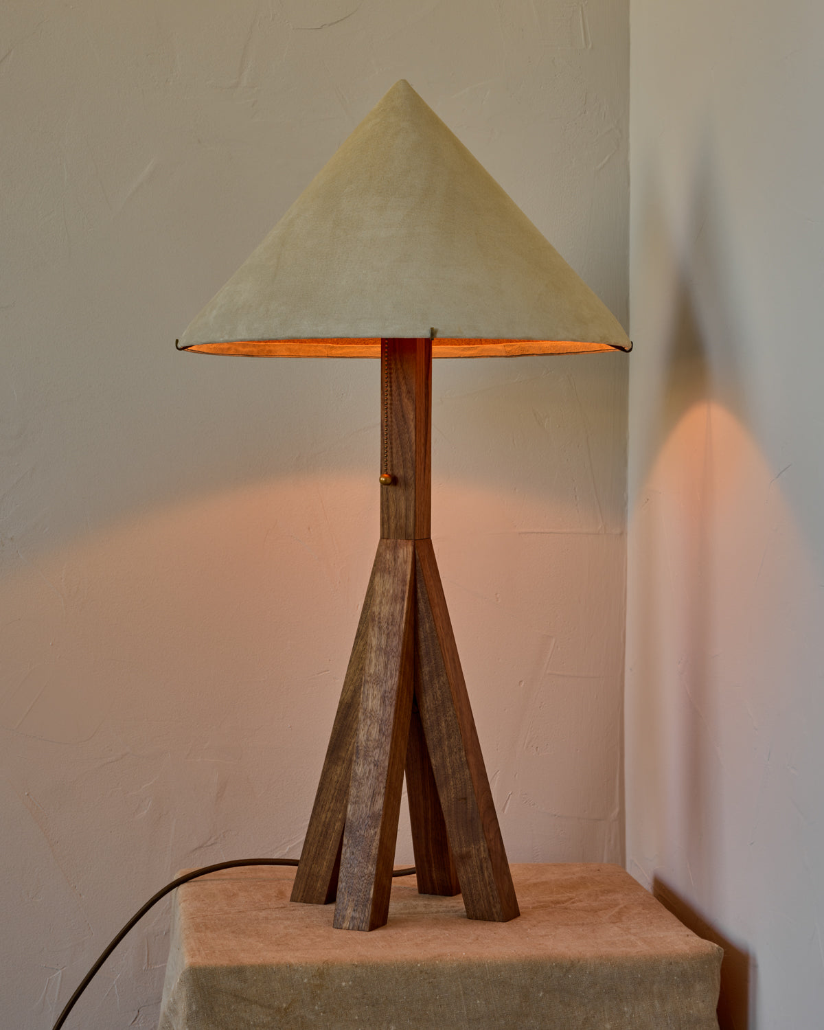 #shade-finish_stone suede
#wood-finish_black walnut